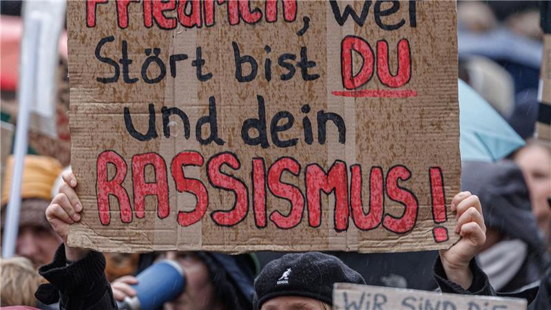 Demos gegen Merz-Äußerung - „Friedrich“-Protestsong Nicht nur Menschen mit Migrationshintergrund werfen Bundeskanzler Friedrich Merz (CDU) nach seinen Äußerungen zu Migration und dem „Stadtbild“ Rassismus vor.