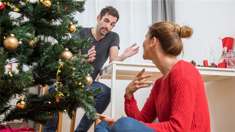 Nicht nur Paare können Weihnachten in Streit geraten - vor allem größere Familienzusammenkünfte birgen Konflitkpotenzial. Foto: dpa/pa/tmn
