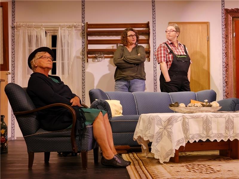 Schauspieler aus Hammah und Himmelpforten feiern erfolgreiche Premiere Nicht nur Schwiegermutter Ilse Schniggenbarger (links, gespielt von Angelika Loock), sondern auch Ex-Ehepaar Waltraud (Inger Frische) und Paul (Gabriele Brandt) sorgen für ein Durcheinander im Hause Eiermann.