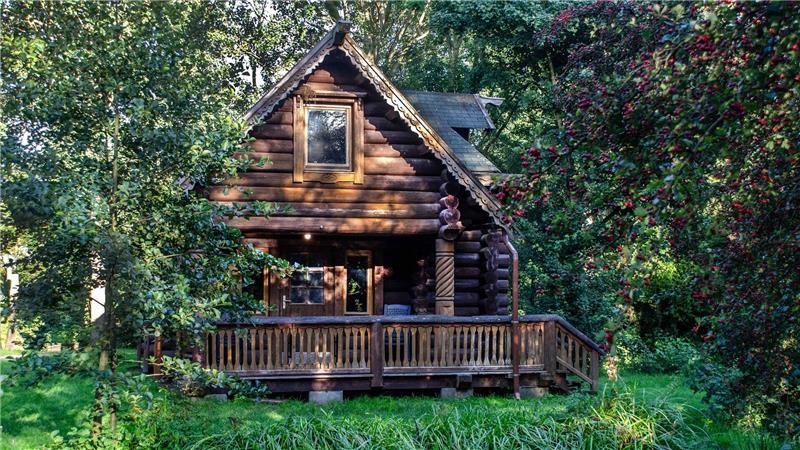 600 Jahre Tradition: Was diesen Adel mit dem Kreis Stade verbindet Nicht nur Stellplätze für Camper hat der Ferienpark im Angebot - auch karelische Blockhäuser.