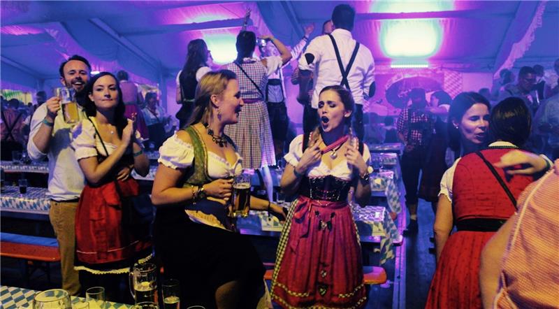 Nicht nur Tanzen, auch Mitsingen geht im Dirndl einfach besser .