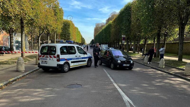 Bombendrohung in Frankreich: Zehnjähriger steckt dahinter Nicht nur an Schulen: Polizisten waren auch am Schloss von Versailles wegen einer Bombendrohung im Einsatz.