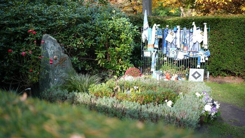Nicht nur bei HSV-Fans unvergessen: die Grabstätte von Uwe Seeler auf dem Ohlsdorfer Friedhof in Hamburg.