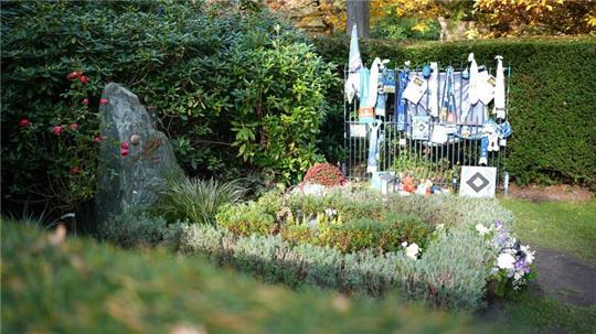 Nicht nur bei HSV-Fans unvergessen: die Grabstätte von Uwe Seeler auf dem Ohlsdorfer Friedhof in Hamburg.