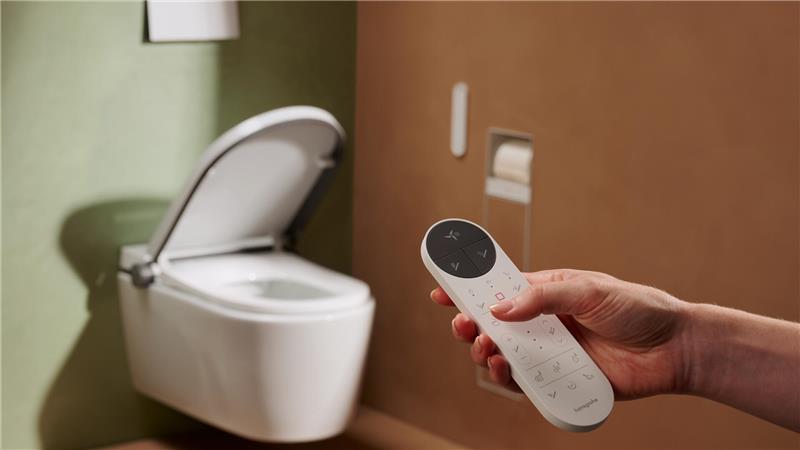 Nicht nur beim Fernseher praktisch, sondern jetzt auch beim Klogang ein Ding: die Fernbedienung. Hier für ein WC von Hansgrohe