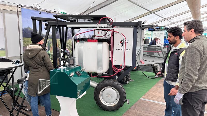 Obstbau-Roboter in Menschengestalt sind keine Science-Fiction mehr Nicht nur der Transportroboter des Start-ups Ant Robotics aus Stelle ist auf den Norddeutschen Obstbautagen 2026 in Jork zu sehen.