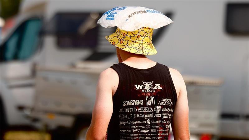 Nicht nur die Besucherinnen und Besucher reagieren auf die Hitze, sondern auch die Veranstalter des Wacken Open Air.