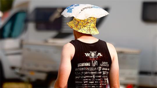 Nicht nur die Besucherinnen und Besucher reagieren auf die Hitze, sondern auch die Veranstalter des Wacken Open Air.