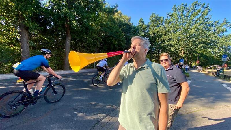 Cyclassics-Ticker: 70-Jähriger stirbt beim Jedermann-Rennen Nicht nur die Fahrer, auch Hinnerk gibt alles.