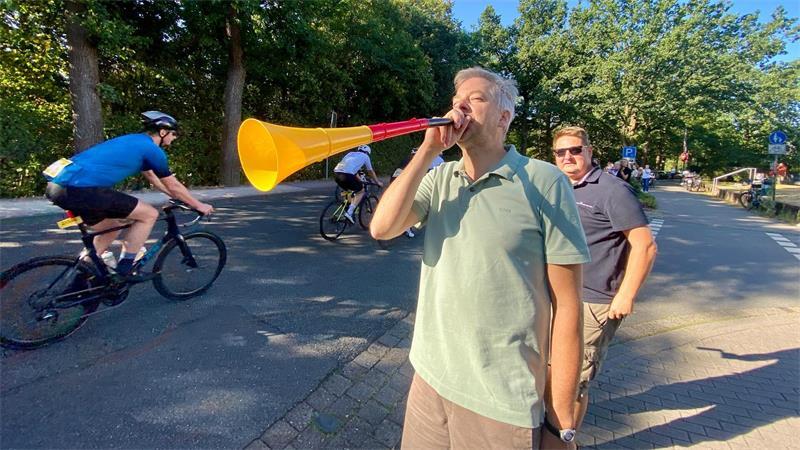 In Buxtehude ist der Teufel los - Super-Star del Toro begeistert Fans Nicht nur die Fahrer, auch Hinnerk gibt alles.