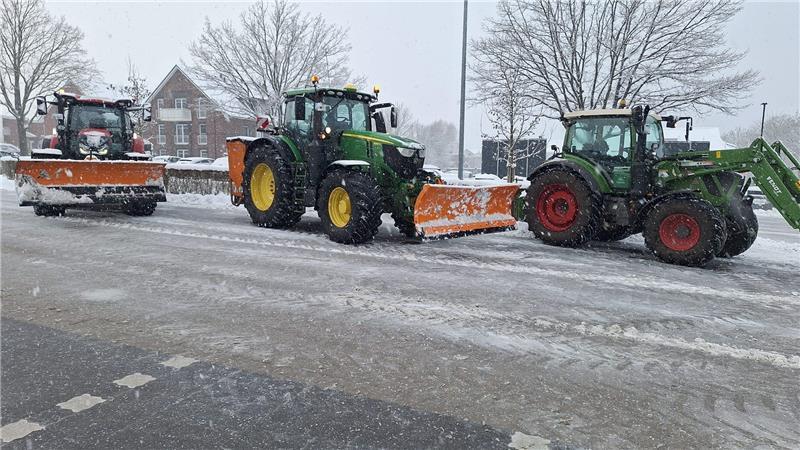Nicht nur die Straßenmeistereien, sondern auch viele Landwirte haben in den vergangenen Tagen Parkplätze wie hier in Harsefeld und sogar den Hamburger Hafen geräumt.