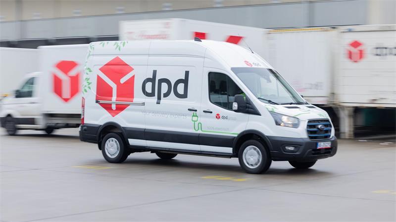 Zehntausende Beschwerden über die Post Nicht nur die gelb-roten DHL-Transporter sind omnipräsent in Deutschlands Städten, sondern auch die weiß-roten Transporter vom Wettbewerber DPD. (Archivbild)
