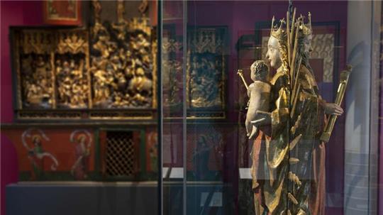 Nicht nur die religiösen Kunstwerke der sakralen Abteilung glänzen und strahlen an diesem Sonntag im Buxtehude Museum in ihrem besten Licht.