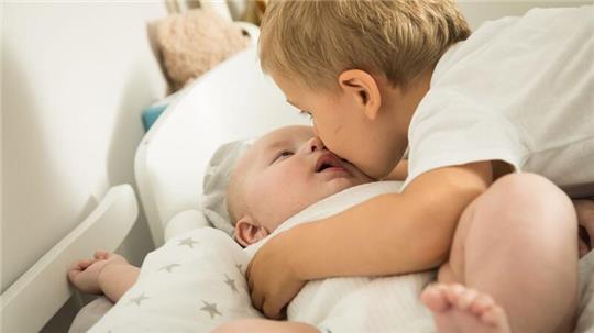 Nicht nur ein untrainiertes Immunsystem macht Kinder anfällig für Infektionen, denn Kinder fassen alles an, küssen sich und nehmen Dinge in den Mund.