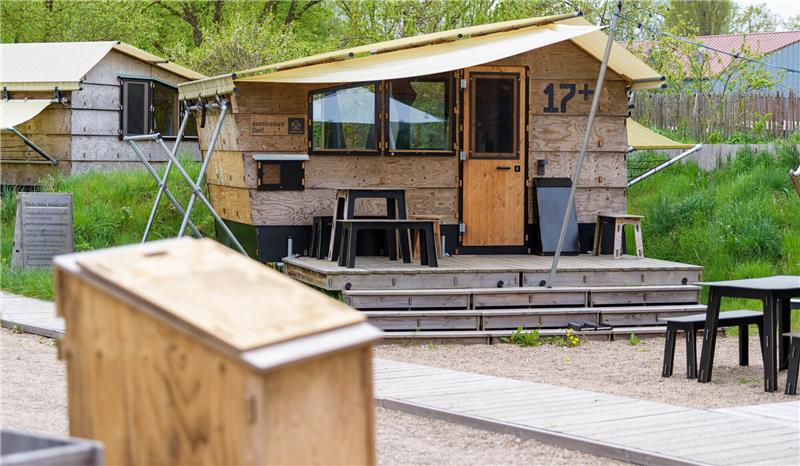 Tiny-House-Siedlung im Kreis Stade – Das hat der Investor vor Nicht nur für den Eigenbedarf sind Tiny Houses gefragt. Auch der Tourismus setzt vermehrt darauf. 17 Kleinsthäuser sollen in Gräpel entstehen. Symbolfoto: Philipp Schulze/dpa/dpa-tmn