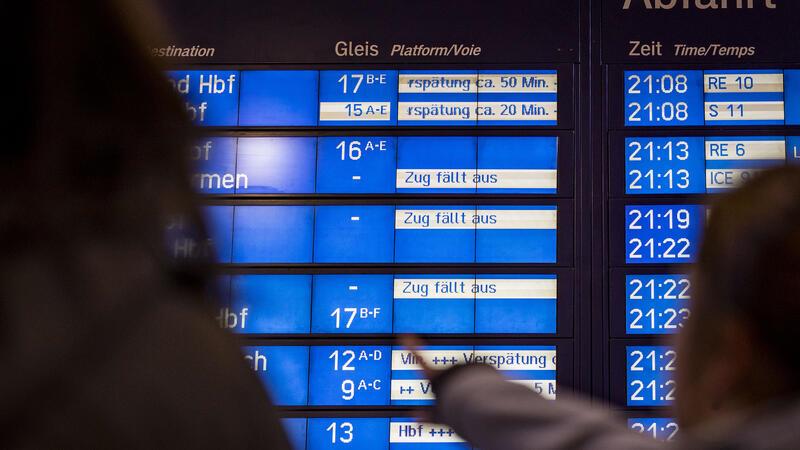 Nicht nur großflächgige Ausfälle im Bahnverkehr stressten Reisende, auch Verspätungen kamen dazu.