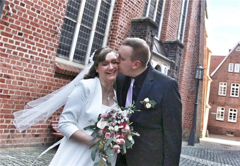 Nicht nur ihr Hochzeitstag, auch das Datum soll unvergesslich bleiben: Sabrina und Joschka Dibbern. Fotos: Richter