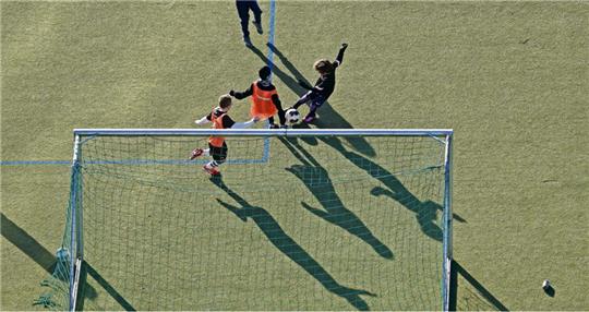 Nicht nur im Jugendfußball kommt es häufig grenzverletzendem Verhalten. Studien zeigen, dass es ein Problem im gesamten Breitensport gibt. Foto: Marcus Brandt/dpa