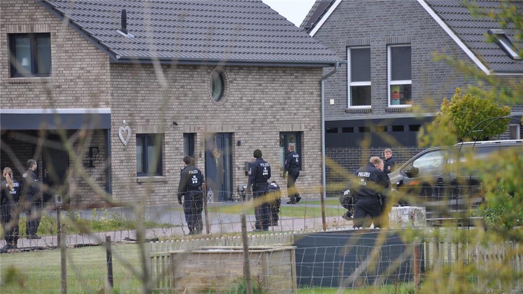 Nicht nur im Wald oder auch auf dem Wasser, sondern auch im Wohngebiet suchen di...