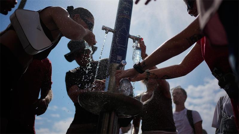 Nicht nur in Paris scharen sich die Menschen in diesem Sommer um Trinkbrunnen. (Archivbild)