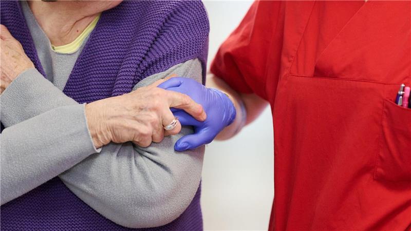 Nicht nur in Pflegeberufen ist der Fachkräftemangel zu spüren. (Symbolbild)