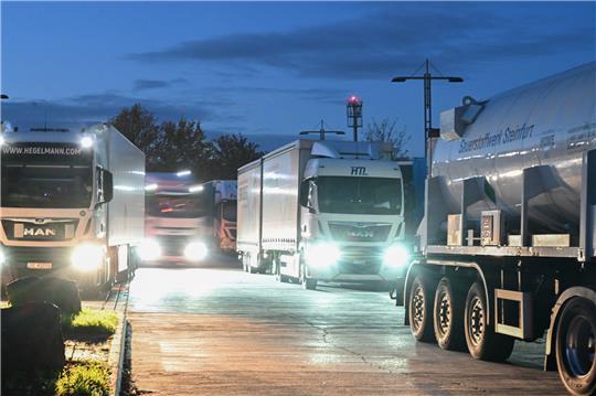 Nicht nur in Rübke fürchtet man einen Verkehrskollaps. Anwohner in Neuenfelde haben Sorge, dass mit der Freigabe des dritten A26-Abschnitts mehr Lkw durch den Ort rollen (Symbolbild). Foto: Bernd Weißbrod/dpa