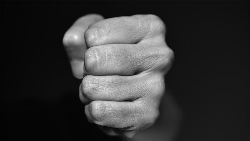 Appelbecker See: Sechs Männer schlagen mit Eisenstange auf 46-Jährigen ein Nicht nur mit Fäusten, auch mit Metallstangen sollen die Schläger ihr Opfer am Appelbecker See traktiert haben (Symbolbild).