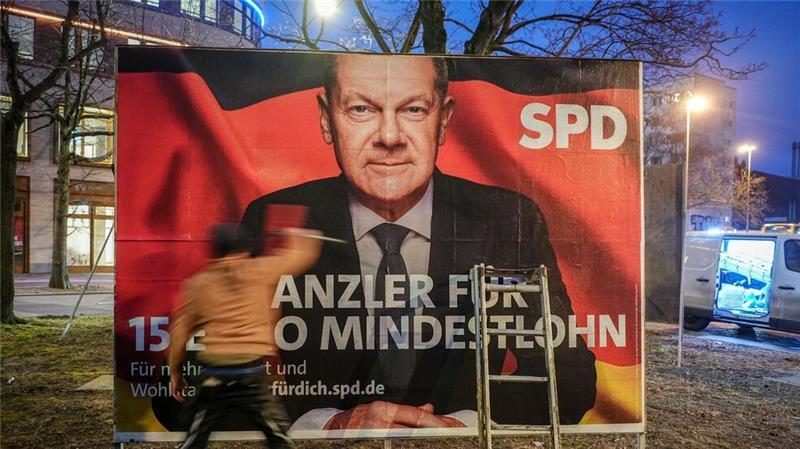 Nicht nur mit Plakaten, auch in sozialen Medien wird für die Parteien geworben. (Archivbild)
