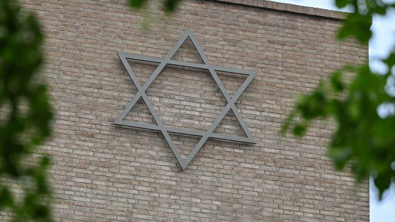 Mehr als 700 antisemitische Straftaten im zweiten Quartal Nicht nur sichtbare jüdische Symbole und Synagogen sind in Deutschland Ziele antisemitischer Straftaten. (Archivbild)