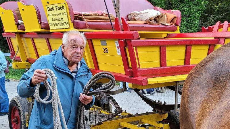 Ältester Wattwagenfahrer: Mit Richard Mangels unterwegs nach Neuwerk Nicht nur während der Fahrt, sondern auch bei der Vor- und Nachbereitung der Wattwagenfahrten muss Richard Mangels mit anpacken.
