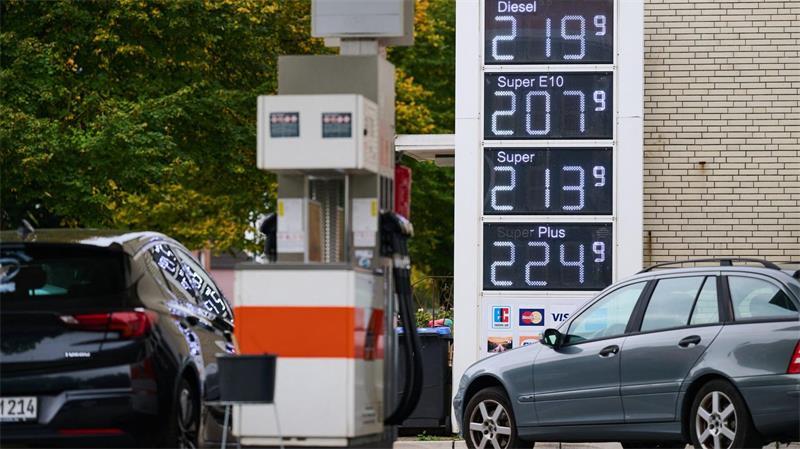 Tankrabatt startet mit stark fallenden Preisen Nicht überall fiel der Preis für Super E10 unter zwei Euro.