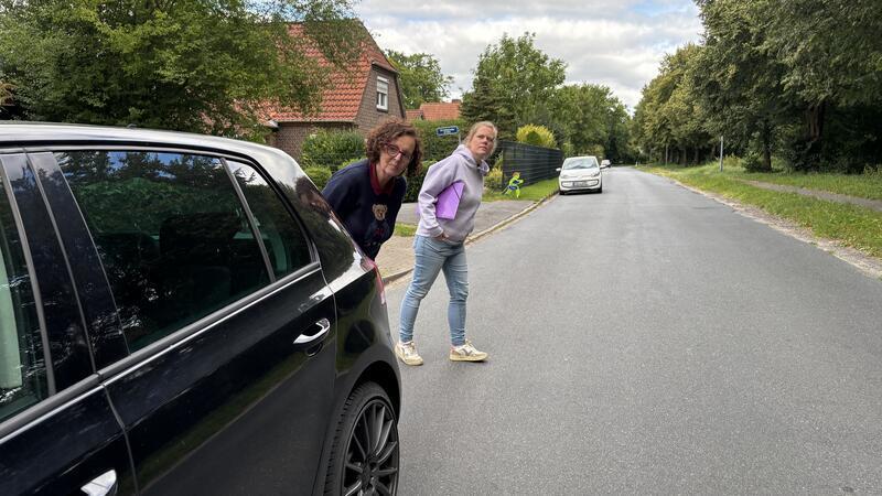 Nicht ungefährlich: Ute Lepp (links) und Hannah Bergelt gucken, ob sie über die Straße gehen können.