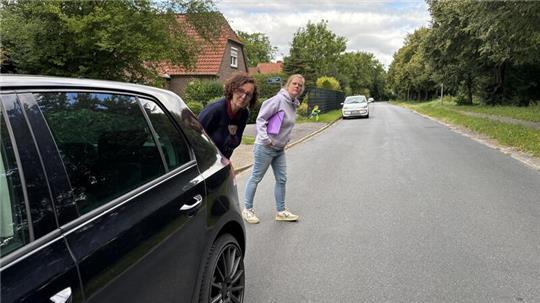 Nicht ungefährlich: Ute Lepp (links) und Hannah Bergelt gucken, ob sie über die Straße gehen können.