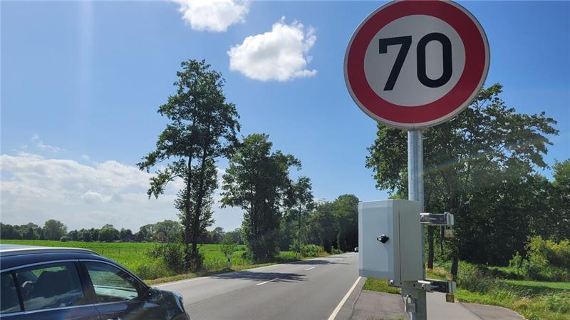 Ist das ein Blitzer? Otterndorfer rätseln über grauen Kasten an der B73 Nicht wenige Autofahrer dürften sich über den kleinen, grauen Kasten am Fahrbahnrand gewundert haben, der in der 70er-Zone vor Otterndorf hängt. Das Gerät gibt einige Rätsel auf. Foto: Mangels