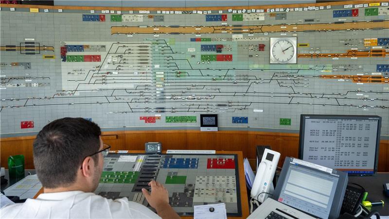 Nicht wenige Stellwerke der Bahn sind bereits 60 oder 70 Jahre alt und können nicht mehr mit neuerer Technik ausgestattet werden. Dann hilft nur der Neubau.