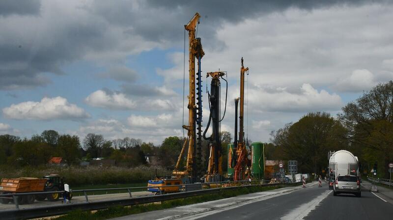 Nicht zu übersehen: Die Bauarbeiten für die Erstellung der neuen B73-Brücke in Hechthausen sind in vollem Gange.