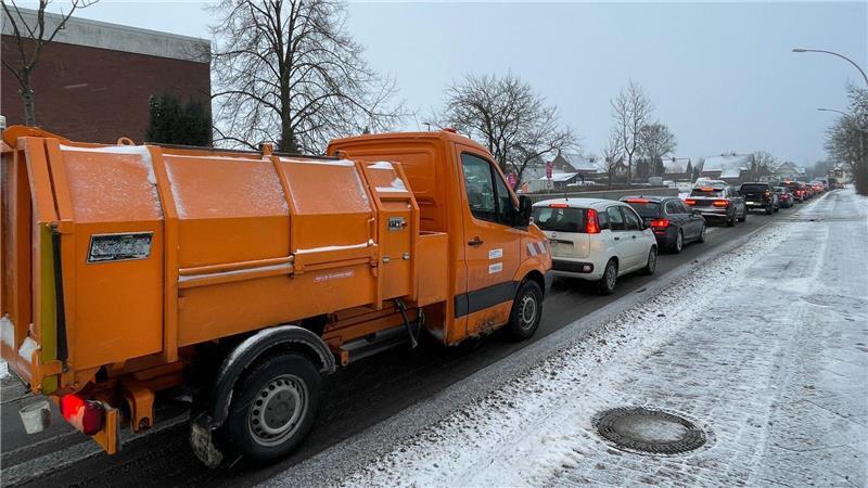 Nichts geht mehr: Die Glückstädter Straße in Stade ist dicht. Die Autos stauen sich vor dem Kreisel.