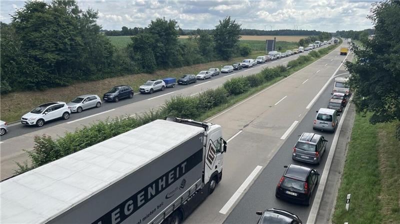 Nichts geht mehr: Kilometerlanger Rückstau auf der A27 in Richtung Deichbrand – Geduld war gefragt.