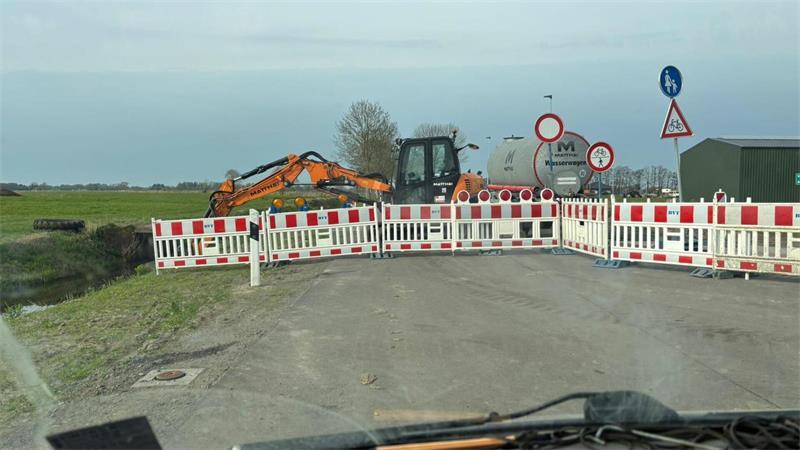 Sperrung zur Ernte? Warum ein Drochterser „illegal“ zum Feld fuhr Nichts geht mehr: Über die Brücke (im Hintergrund) war teilweise keine Anfahrt möglich.