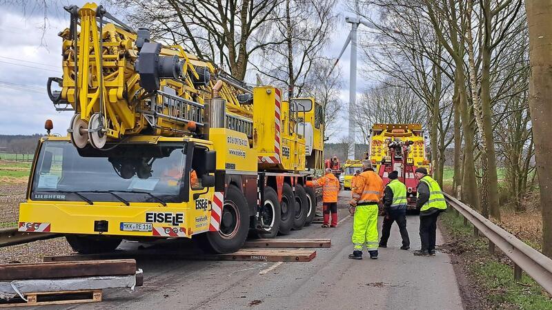 Nichts geht mehr auf der Ausweichstrecke für die gesperrte A27 zwischen Bremen und Bremerhaven. Ein 60 Tonnen schwerer Kranwagen blockiert die enge Landstraße in beide Richtungen.