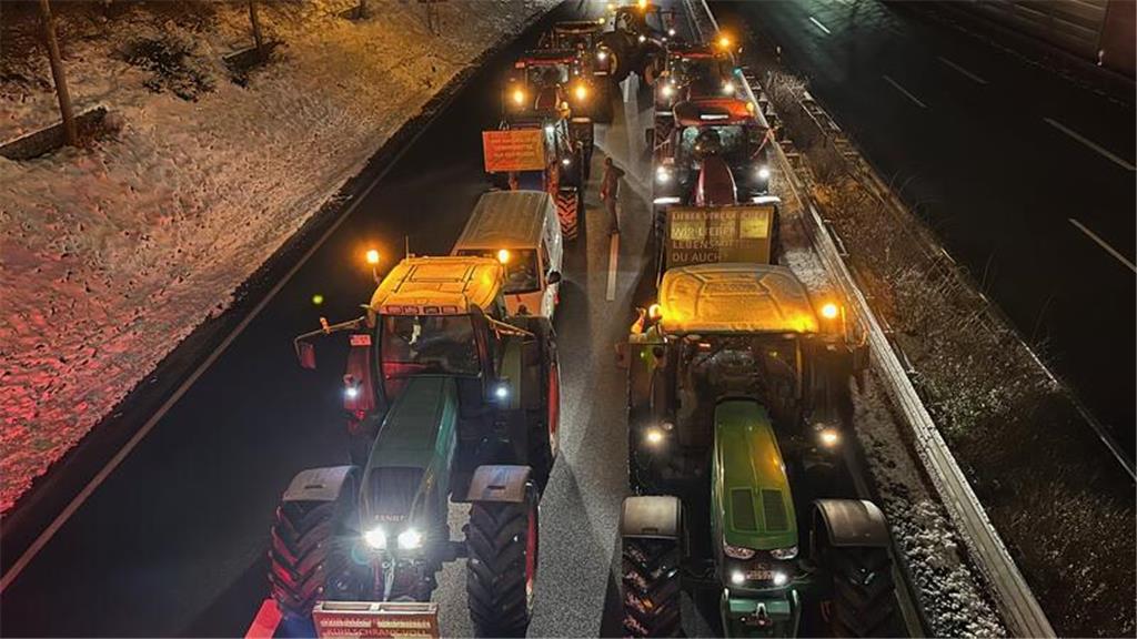 Nichts geht mehr in Richtung Hamburg an der A26-Auffahrt in Stade-Ottenbeck.