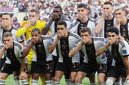 Nichts sagen: Die DFB-Elf verstickte sich zu WM-Beginn in der Kampagne um den Protest an Menschenrechtsfragen in Katar. Foto: dpa