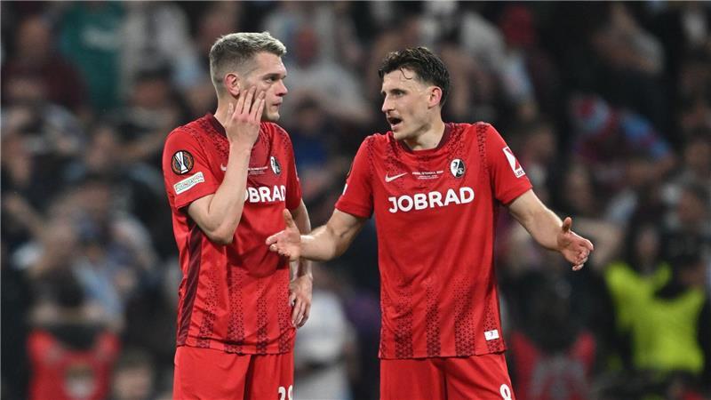 Nichts zu machen für die Freiburger um Matthias Ginter (l) und Maximilian Eggestein.