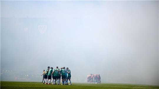 Nichts zu sehen: Pyrotechnik vernebelt vor dem Zweitligaspiel Preußen Münster gegen Arminia Bielefeld das Stadion.