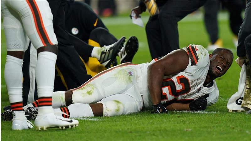 NFL-Star Chubb nach brutaler Szene verletzt Nick Chubb liegt verletzt am Boden.