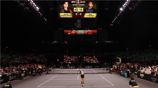 Nick Kyrgios beim Aufschlag im Battle of the Sexes gegen Aryna Sabalenka.