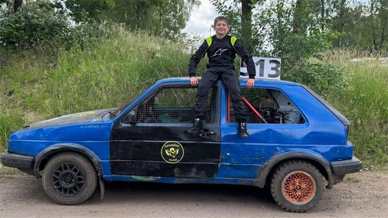 Nick Lenzer, 13, sitzt stolz auf seinem VW Golf 2.