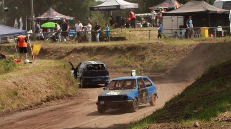 13-Jähriger lebt seinen Rennfahrer-Traum Nick Lenzer rast über die staubige Piste in Hoope.