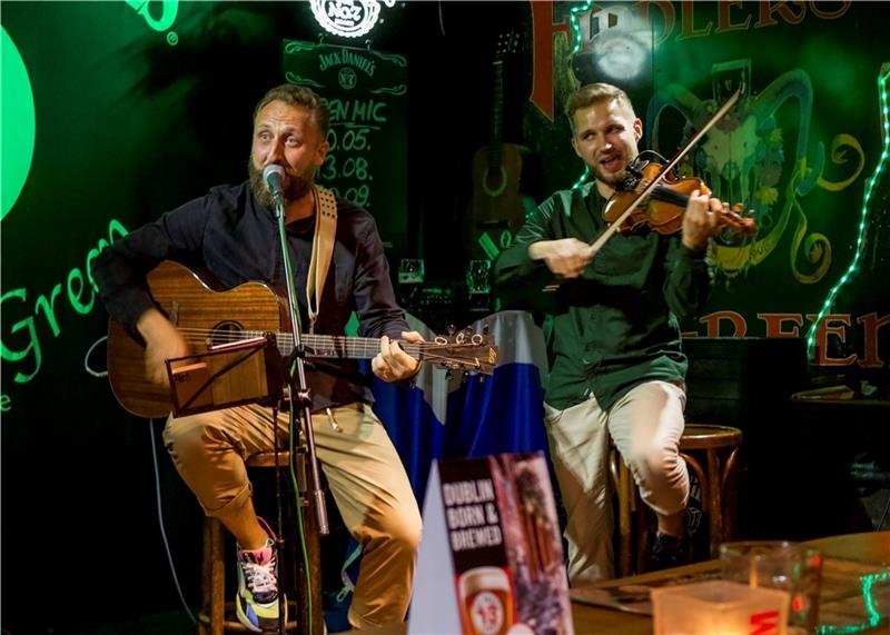 Nick Masurenko (links) und Eugene Falin heizen den Pub mit irischen Gassenhauern so richtig auf. Fotos: Dammer