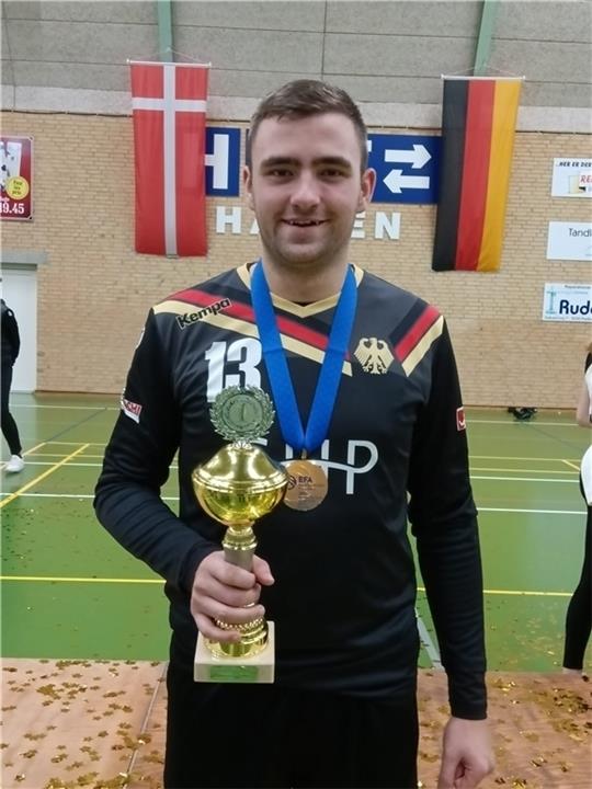 Nick Poppe (Faustball, MTV Wangersen) sammelt internationale Titel mit der deutschen Nationalmannschaft und feierte zudem den Bundesliga-Aufstieg. Tel.: 01378 - 22 703 417-04